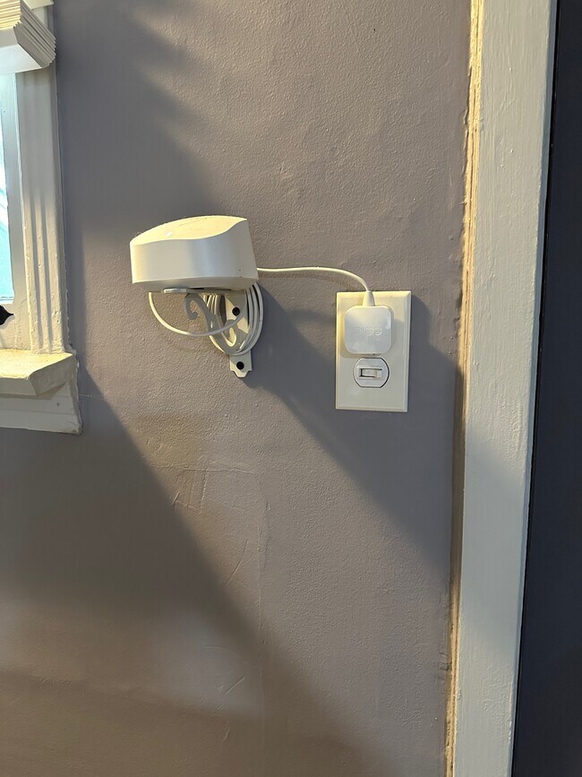 Internet router - 5027 Fulton Ave