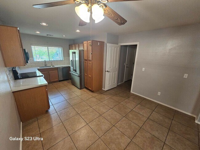 Building Photo - Well maintained 3 bedroom 2 bath charming home Free rent OAC