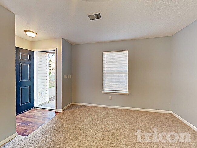 Foto del edificio - 208 E Waverly Pl Ct