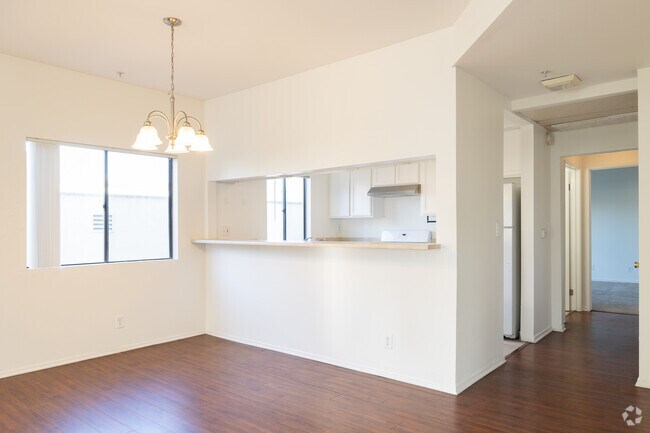 2BR, 2BA - 1,100SF - Dining Area - Wooster Street Apartments