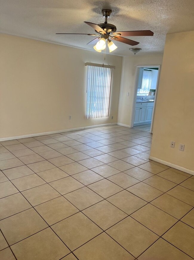 Building Photo - Great Location in the center of  Port Charlotte