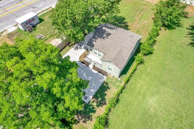 Building Photo - 2608 N Quaker Ave