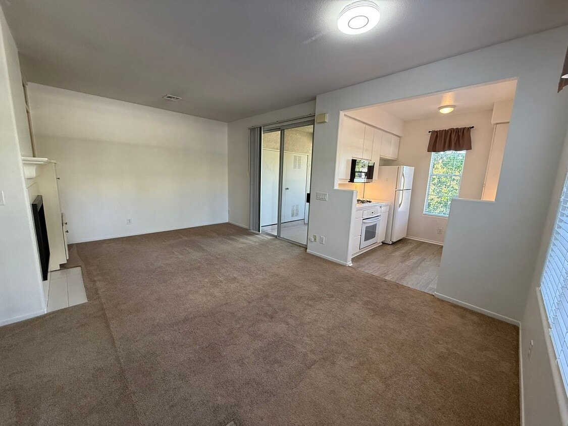 Foto principal - 1BR/1BA Condo w/ ASSIGNED PARKING for rent near Del Mar AVAILABLE NOW!