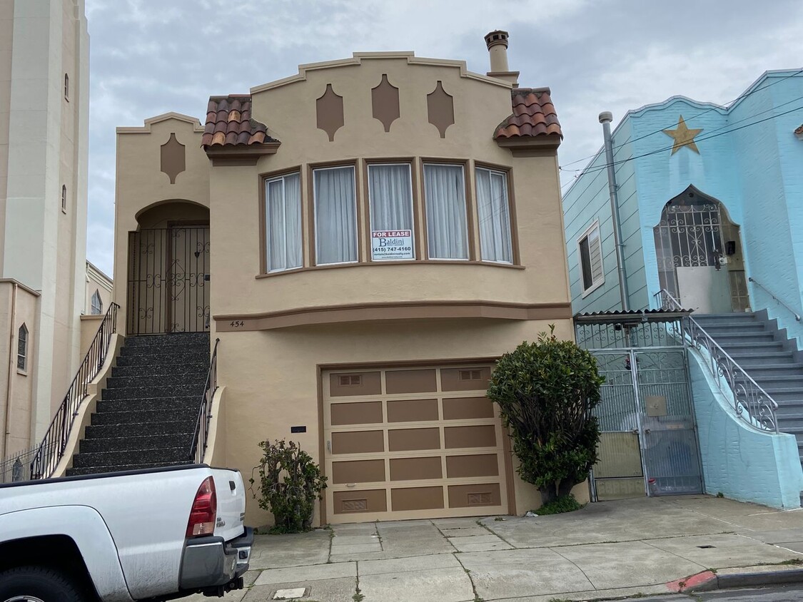 Foto principal - Portola District 4 bedroom / 2 bath house ...