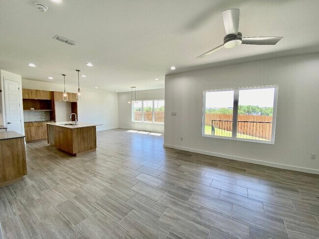 Building Photo - 313 Deer Path Lp