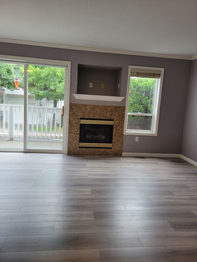 Building Photo - Two bedroom 2.5 bath townhome