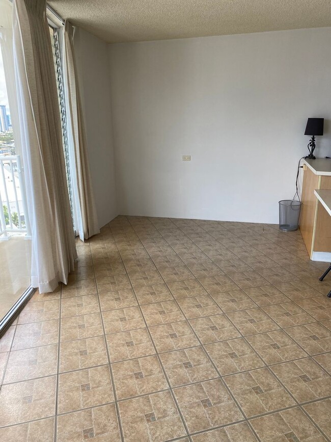 Building Photo - A partially furnished studio with lanai an...