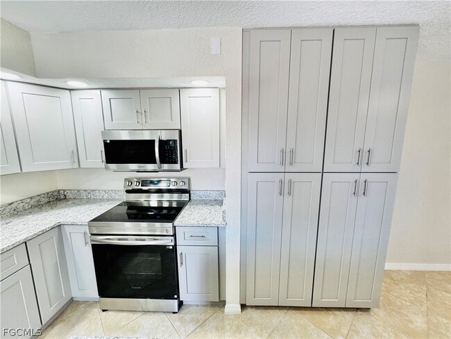 Building Photo - 5205 Cedarbend Dr