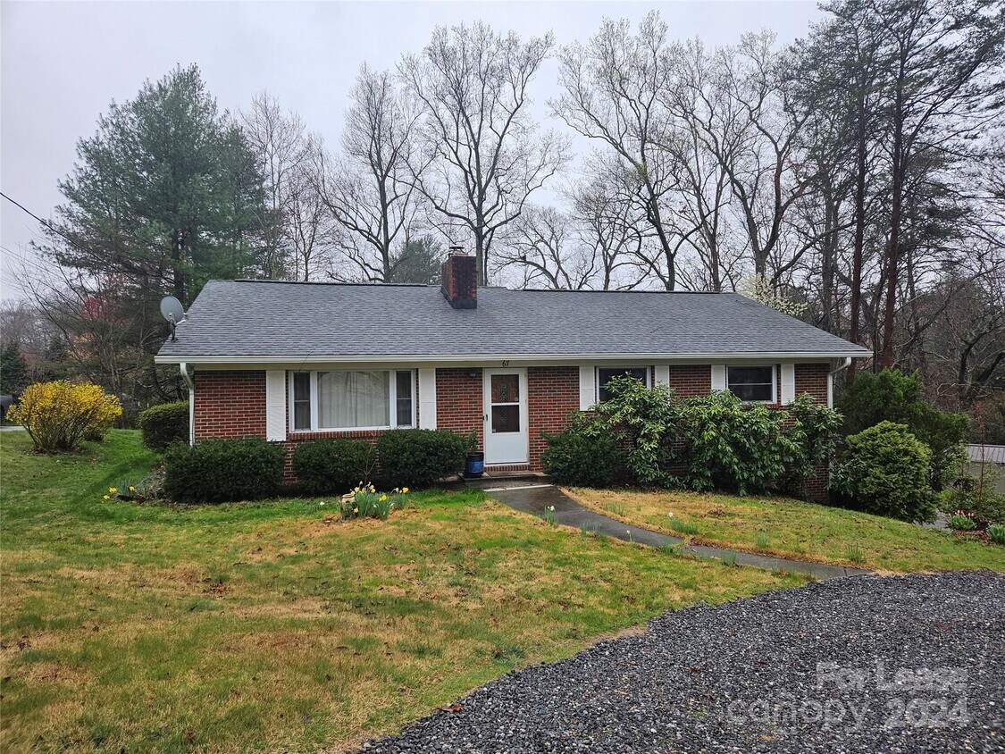 67 Monte Vis Ter, Candler, NC 28715 Room for Rent in Candler, NC