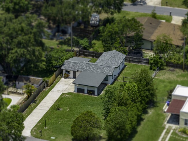 Foto del edificio - Central Lakeland Home with big yard!