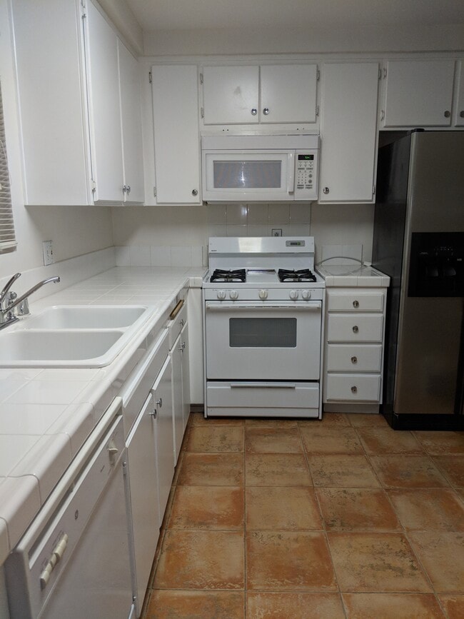 Bright kitchen - 3614 Seacrest Way