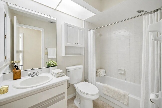 Building Photo - 1203 Saxony Cir