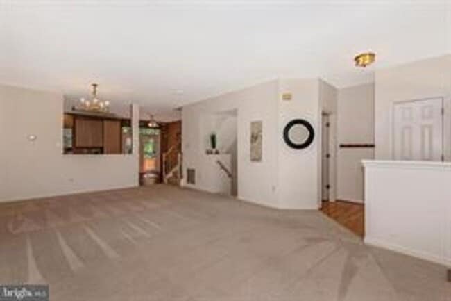 Foto del edificio - WELL MAINTAINED TOWNHOUSE WITH ONE CAR GARAGE, DECK,