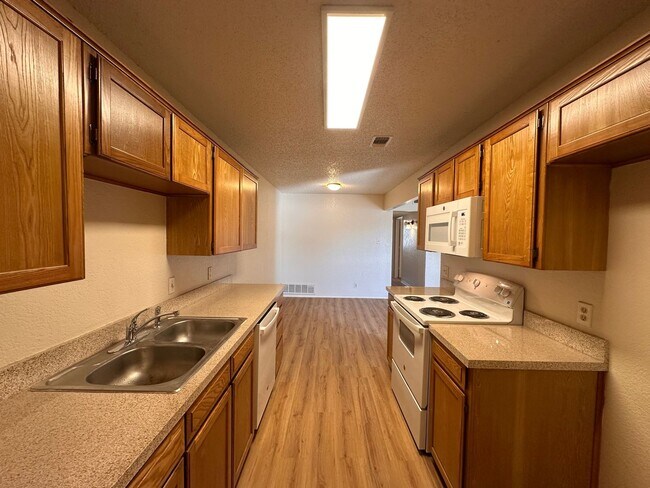 Foto del edificio - Available now! Nice 2 Bedroom, 2 Full Bath Duplex Located in Saginaw.