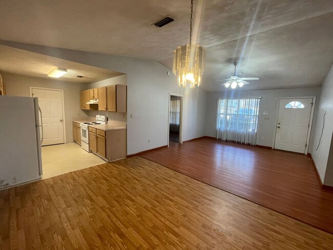 Building Photo - 3 Bedroom 2 Bathroom House Off Of Monroe S...