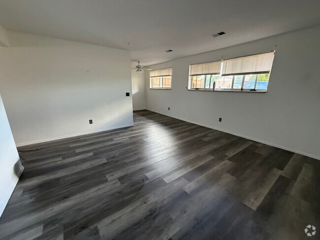 Building Photo - 211 S Brentwood St