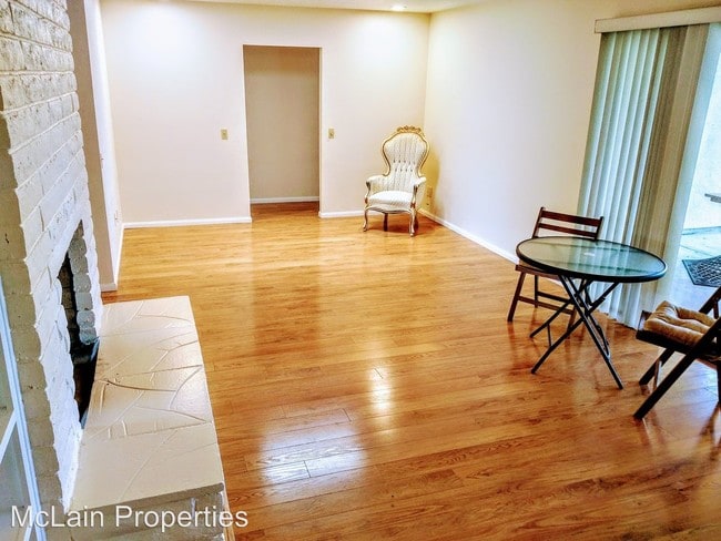 Foto del edificio - 4883 Hillside Dr
