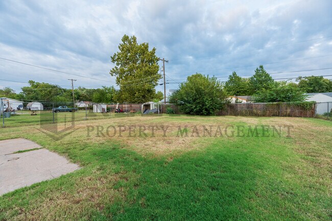 Building Photo - 2310 S Vine St