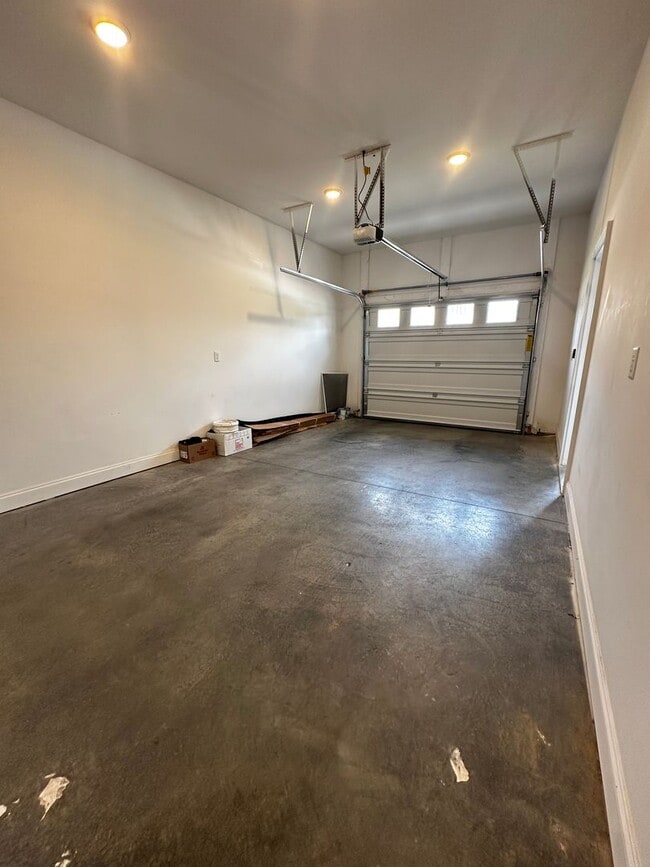 Building Photo - End Unit Townhouse for Rent in Crescent Ridge