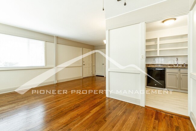 Foto del edificio - Cozy Home with Washer/Dryer and Fenced Yard