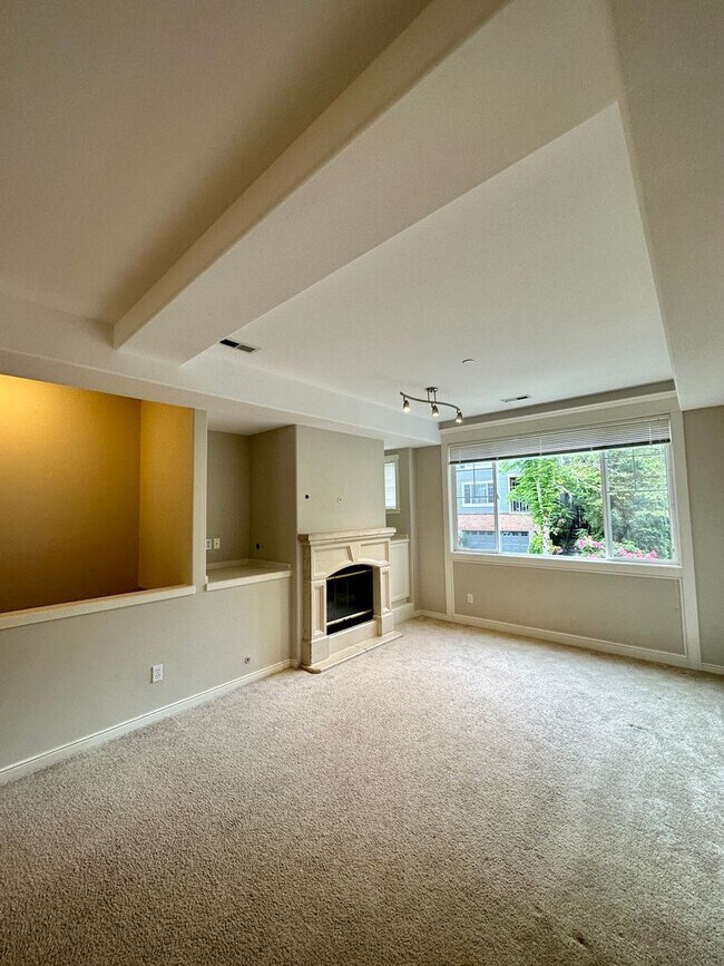 Building Photo - 2Bd/2.5Ba Issaquah Townhouse