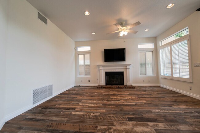 Building Photo - FOR LEASE- SPECTACULAR VIEW!