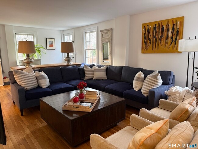 Building Photo - 174 Post Rd W