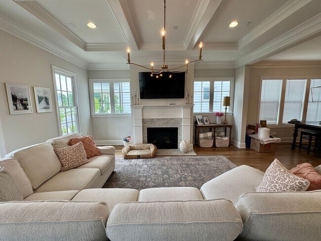 Building Photo - Luxurious 3 Bedroom Home, Easy Access to I...