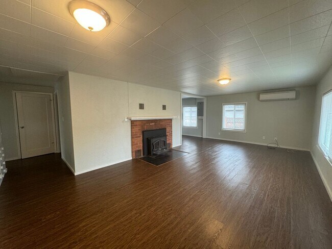 Foto del edificio - 2733 W Sharp Ave