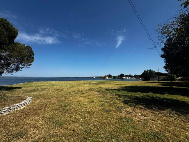 Building Photo - 105 Lake Breeze Dr
