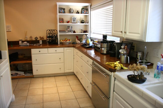 Building Photo - 5266 Lindley Ave