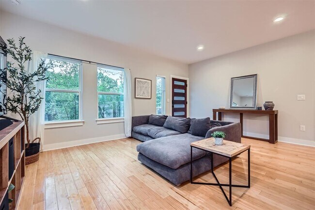 Foto del edificio - 5709 Tura Ln