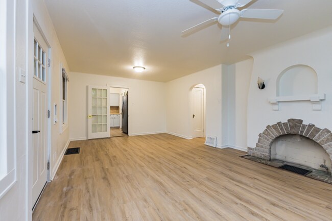 Building Photo - 4545 Calumet Ave