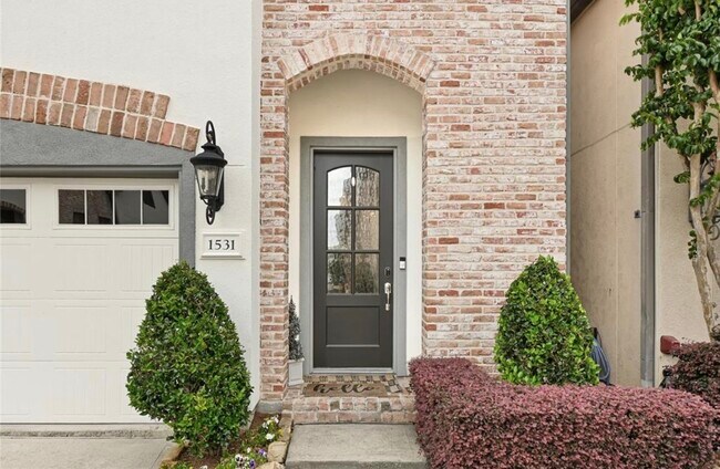 Building Photo - 1531 Woodbend Park W