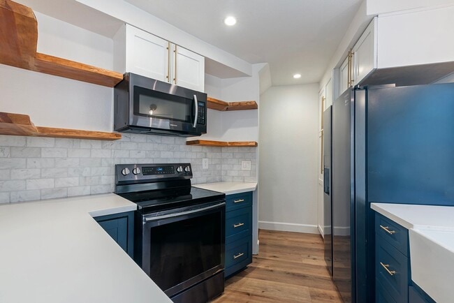 Building Photo - Light-Filled 2BR/2.5BA Townhouse with Private Patio & 2-Car Garage Near UCSD & UTC