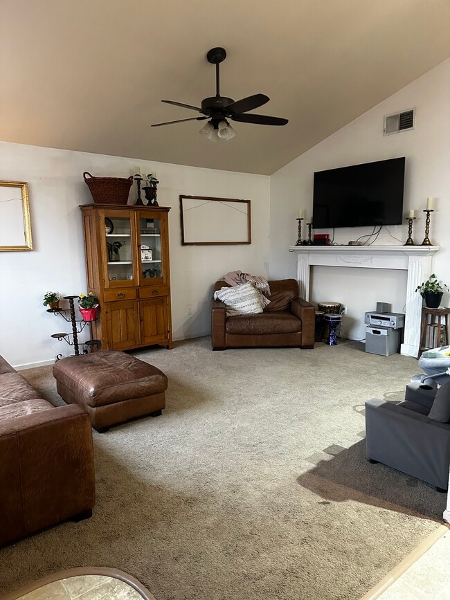Building Photo - 2150 Redbud Ln