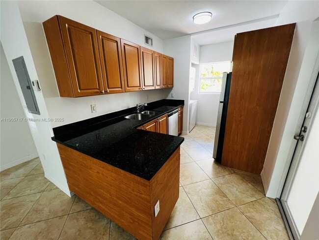 Building Photo - 946 Bay Dr