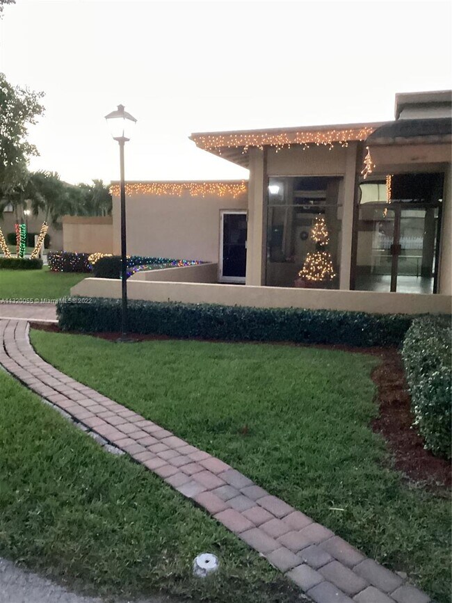 Foto del edificio - 8340 N Missionwood Cir