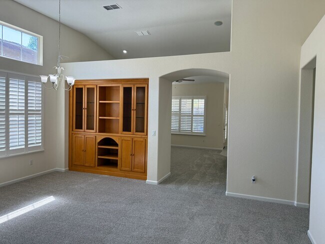Foto del edificio - BEAUTIFUL SINGLE STORY 3+BD, 2.5 BA, & 3 CAR GARAGE!