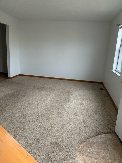 Sala de estar - 117 McGrew Dr