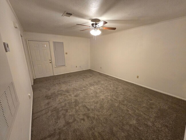 Building Photo - Bryan - 2 bedroom / 1.5 bath - Upstairs - ...