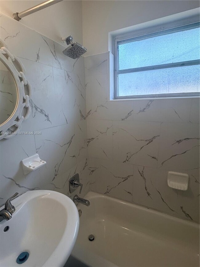 Foto del edificio - 1290 NE 156th St