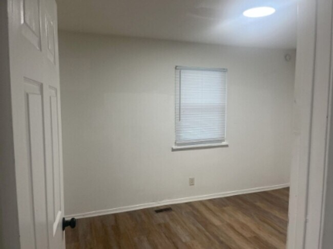 Building Photo - 3 Bed 1 Bath Available Now!