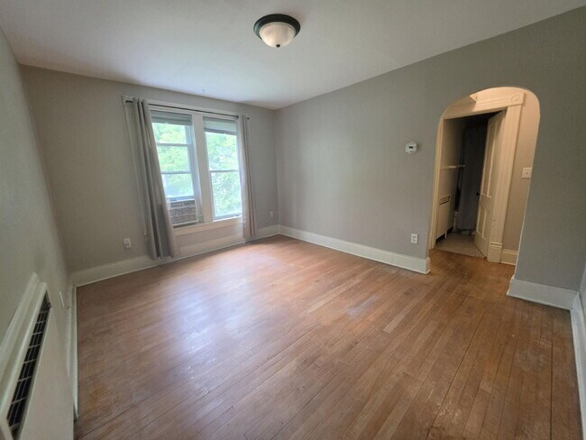 Foto del edificio - Bright 1 Bedroom Upper Unit Near UWEC, Water Street & Mayo Clinic – Available August 1st