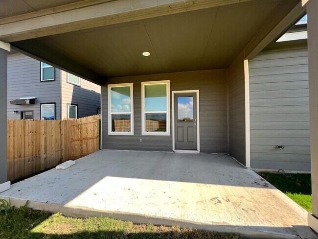 Building Photo - 4555 Whispering Oak