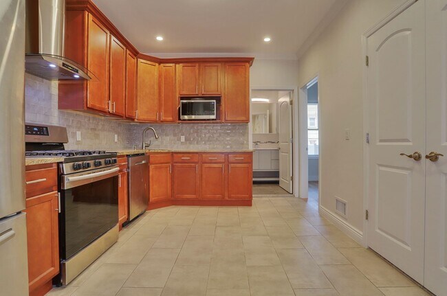 Building Photo - 106 Poplar St