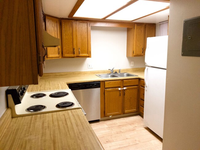 Foto del edificio - Evolve Real Estate: 2 Bedroom Condo in Aur...