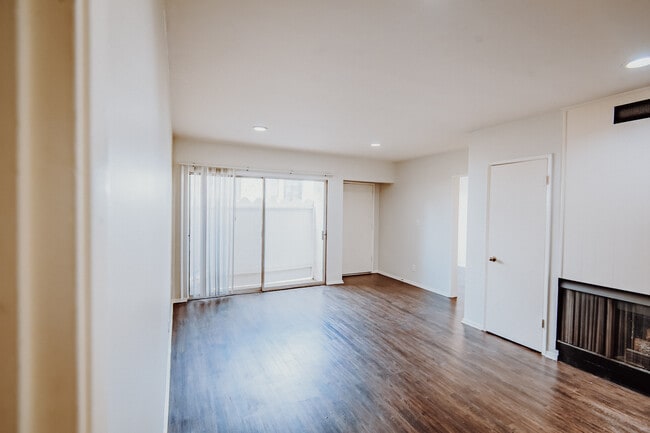 Building Photo - 1537 Centinela Ave