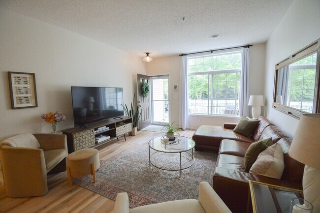 Foto del edificio - Stunningly Update 2 bed 1.5 bath Townhome ...