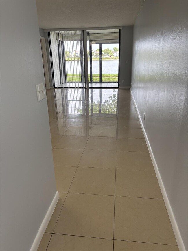 Foto del edificio - 201 Lake Pointe Dr